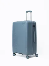 Valija rígida de 28 pulgadas color celeste con diseño de líneas diagonales en relieve. Cuenta con manija retráctil, cuatro ruedas con giro de 360°, cierre con combinación y manija lateral. Interior forrado con divisor y bolsillo de red.
