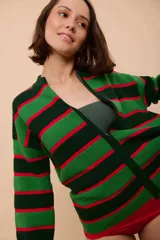 Campera de punto con cierre frontal, diseño de rayas horizontales en tonos verde, verde oscuro y rojo, y textura ondulada en el tejido.