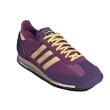 Championes Adidas modelo SL 72 OG W, color morado con tres franjas laterales color crema/beige. Presentan puntera y talón en gamuza morada, forro interior beige y detalles en rosa pálido en la entresuela. Cordones amarillos.
