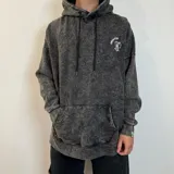 Canguro oversize de color gris con efecto lavado, con capucha y estampado gráfico de Popeye en la espalda.