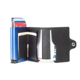 Billetera tarjetero automática de cuero negro con estructura interna de aluminio en color azul. Cuenta con cierre de broche a presión y logo grabado en el frente.