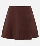 Short pollera de tiro alto en tejido Ponto Roma color marrón, con diseño estructurado, cintura elástica y recortes verticales que le otorgan un aspecto elegante.