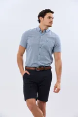 Bermuda clásica azul marino confeccionada en gabardina liviana de algodón con elastano, de corte recto y diseño liso.