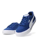 Championes urbanos Puma modelo Court Classic Vulc, color negro con detalles en blanco. Presentan un diseño de corte bajo con capellada de lona, cierre de cordones y suela vulcanizada con franja decorativa.