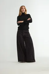 Polera de cuello alto y manga larga, confeccionada en tejido de punto fino con un diseño ajustado al cuerpo.