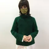 Sweater verde de lana merino afieltrada, de cuello alto y mangas largas.