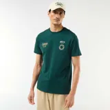 Remera verde oscura de manga corta con cuello redondo. Cuenta con un gran estampado en la espalda que incluye el número "78" en tono tostado y el texto "NEW YORK" en blanco, junto con tipografías complementarias.