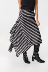 Falda midi de corte asimétrico con diseño de rayas horizontales en blanco y negro. Confeccionada en tejido satinado con caída fluida.