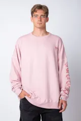 Buzo oversize de cuello redondo confeccionado en tela rústica, color rosado. Presenta un pequeño logo bordado en el pecho y una estampa vertical en la manga con dibujos y nombres de diferentes tipos de empanadas en color rojo.
