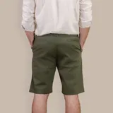 Bermuda de gabardina color verde militar, con bolsillos laterales y traseros.