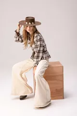 Pantalón wide leg de jean en tono azul, con diseño bicolor que combina paneles laterales en color blanco, bolsillos traseros appliqués y detalles de etiqueta de cuero con la marca.