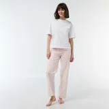 Pantalón de pijama de corte recto y holgado, confeccionado en popelina de color rosa claro con un delicado estampado de pequeños corazones rojos. Cuenta con cintura elástica para mayor comodidad.