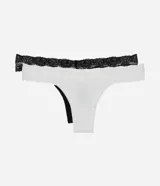 Kit de dos bombachas bikini hilo confeccionadas en algodón, con lateral mediano y encaje en la cintura. Incluye una bombacha blanca y una bombacha negra.