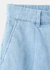 Short de denim color celeste con pinzas en la parte delantera y bolsillos laterales, de corte recto y tiro regular.