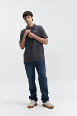 Remera polo de manga corta con textura tipo waffle, color marrón, con cuello clásico y logo bordado en el pecho.