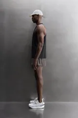 Musculosa deportiva Zara Athleticz de tejido ligero y elástico con paneles laterales de malla transpirable. Presenta cuello redondo, sisas amplias y bajo con aberturas laterales.
