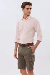 Bermuda cargo de gabardina en color gris oscuro, corte recto, con bolsillos laterales con solapa y cierre de botones y cremallera.