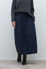 Falda larga azul marino de corte recto y holgado, con cintura elástica.
