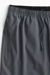 Short de running confeccionado en tejido funcional DryMove con tecnología de absorción de sudor. Presenta cintura elástica con cordón de ajuste oculto, bolsillos laterales con cierre y suspensor interior de malla. Diseño con aberturas laterales en el ruedo para mayor libertad de movimiento.