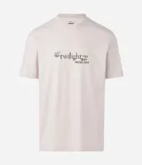 Remera de algodón con cuello redondo y manga corta, de corte holgado. Presenta un diseño estampado en la espalda con temática de la saga Crepúsculo, incluyendo fotografías de los personajes, citas icónicas y gráficos estilo collage.