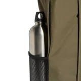 Mochila Adidas color verde militar, con amplio compartimento principal, bolsillo frontal vertical con cierre y gran inscripción vertical de la marca en color negro. Cuenta con base reforzada en tono negro y detalles en malla en los laterales.
