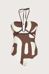 Traje de baño entero con diseño bandeau, escote con detalle de varilla en forma de U y tiras finas ajustables al cuello. Presenta un estampado abstracto en tonos marrón y crema.
