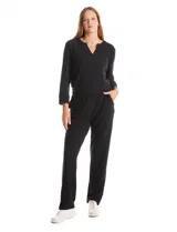 Pantalón estilo jogger de textura suave, con cintura elástica y bolsillos laterales funcionales. Presenta una silueta de pierna recta con caída relajada.