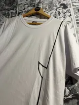 Remera blanca de algodón con estampado de Gen Asagiri del anime Dr. Stone.