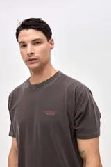 Remera de manga corta con calce relajado, confeccionada en algodón lavado con textura suave. Presenta un diseño con arte estampado en el pecho y en la espalda.