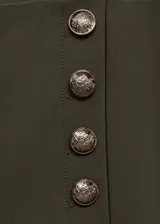 Pantalón de tiro medio y corte recto estilo crop, confeccionado en tejido mezcla de algodón. Presenta un diseño con doble hilera de botones decorativos efecto joya en la parte frontal, bolsillos laterales y cierre oculto con cremallera y gancho.