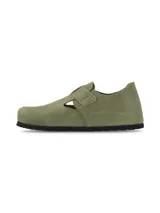 Zapato tipo guillermina color verde oliva de cuero rústico con acabado natural, diseño de inspiración retro con hebilla metálica lateral y suela de EVA.