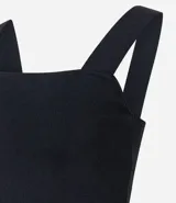 Top cropped sin mangas, color negro, con escote cuadrado y breteles anchos. Tejido acanalado de viscosa y poliamida.