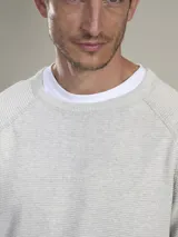 Sweater de punto color azul marino con cuello redondo y mangas raglán.