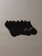 Pack de 6 medias tobilleras Calvin Klein de punto plano, color negro con logotipo de la marca estampado en color rosado.
