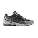 Championes New Balance modelo 1906R, de diseño técnico y deportivo en tonos gris, blanco y plateado, con detalles en verde lima. Presenta una estructura de malla transpirable con refuerzos sintéticos y entresuela amortiguada.