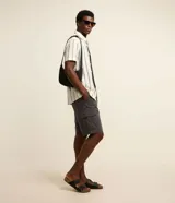Bermuda cargo para hombre en sarga gris oscuro, con bolsillos laterales con solapa y cierre de botón y cremallera.