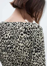 Vestido largo de corte recto y tejido fluido con estampado animal print de leopardo. Presenta escote en pico y mangas largas.