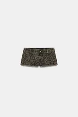 Shorts de denim de tiro bajo con estampado animal print, bolsillos de parche en el delantero, trabillas para cinto y cierre frontal con cremallera y botón metálico.