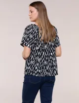 Blusa de poliéster azul con estampado botánico y floral, de silueta holgada y fluido diseño. Cuenta con escote redondo elastizado con frunces y mangas cortas amplias.