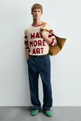 Zapatilla de cordones de estilo retro, con parte superior de serraje color bordó y detalles en piel lisa color rojo. Suela ultrafina de goma en tono marrón oscuro.