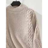 Sweater de punto color marrón con diseño de trenzas y textura en relieve. Presenta cuello alto, mangas largas y puños acanalados.