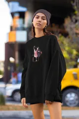 Remera negra con estampado de Nezuko Kamado del anime Demon Slayer. Incluye imágenes de Nezuko en diferentes etapas de la serie, así como texto con su nombre y descripción de sus poderes.