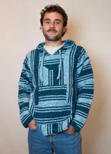 Buzo con capucha a rayas horizontales azules y blancas.