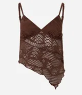 Top de encaje marrón oscuro con patrón geométrico calado, escote en V y breteles finos ajustables. El ruedo es asimétrico y tiene forro solo en la zona del busto.