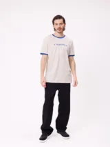 Remera de corte regular fit, color azul marino con cuello y bordes de mangas en color blanco. Presenta el logo de la marca Rusty estampado en el centro del pecho.