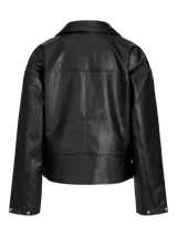 Campera estilo biker de cuero sintético negro con solapas anchas, cierre frontal cruzado, bolsillos con cremallera y cinturón ajustable en el dobladillo inferior.