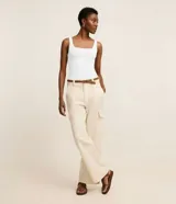 Musculosa de rib en color blanco, con escote cuadrado y tirantes anchos.
