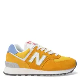 Championes urbanos New Balance modelo 574, color naranja con detalles en blanco, celeste y gris. Confeccionados en gamuza y malla, cuentan con el logo N característico en los laterales y entresuela con tecnología ENCAP para mayor soporte y amortiguación.