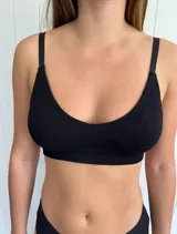 Top gris de microfibra con copas removibles y breteles finos.