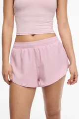Short deportivo color rosa claro con cintura elastizada y calza interna con bolsillo.